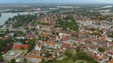 Yazın geç saatlerdeki güneşli bir günde Almanya 'da Braisach am Kaiserstuhl şehrinin hava manzarası. 