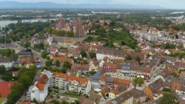 Yazın geç saatlerdeki güneşli bir günde Almanya 'da Braisach am Kaiserstuhl şehrinin hava manzarası. 