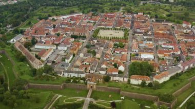 Fransa 'nın Neuf-Brisach kentinin havadan görünüşü yaz sonlarında güneşli bir günde. 