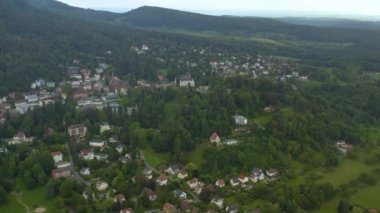 Almanya 'da Badenweiler şehrinin hava manzarası yazın geç bulutlu bir günde.