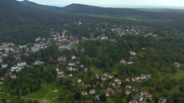 Almanya 'da Badenweiler şehrinin hava manzarası yazın geç bulutlu bir günde.