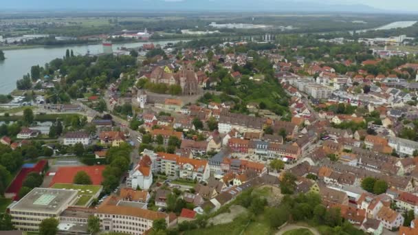 夏の終わりの晴れた日にドイツの都市Braisach Kaiserstulの空中景色 — ストック動画