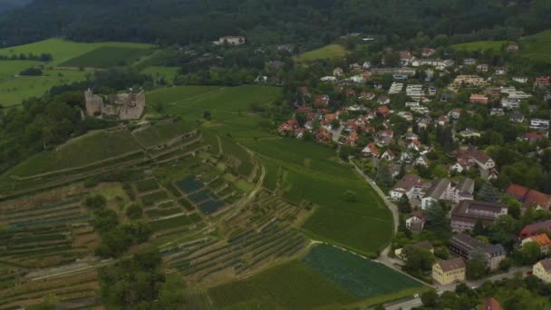 Luftfoto Byen Slottet Staufen Tyskland Sen Overskyet Dag Sent Eftermiddagen – Stock-video