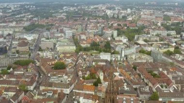 Yazın bulutlu bir günde Almanya 'nın eski Freiburg kentinin hava manzarası. 