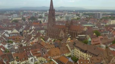 Yazın bulutlu bir günde Almanya 'nın eski Freiburg kentinin hava manzarası. 