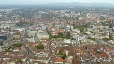 Yazın bulutlu bir günde Almanya 'nın eski Freiburg kentinin hava manzarası. 