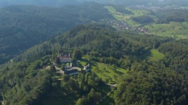 Almanya 'da Schloss Buergeln Sarayı' nın havadan görünüşü Yazın güneşli bir sabahında, Kara Orman 'da. 