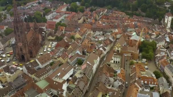 Widok Lotu Ptaka Stare Miasto Freiburg Niemczech Pochmurny Dzień Lata — Wideo stockowe