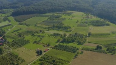 Almanya 'da Obereggenen ve Niedereggenen köylerinin etrafındaki tarlaların havadan görünüşü yazın güneşli bir sabahında Kara Orman' da.