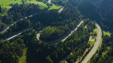 Yazın güneşli bir günde Almanya 'da, Kara Orman' da Hoellental çevresindeki hava manzarası.