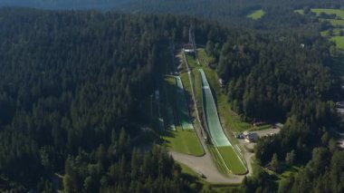 Yazın güneşli bir günde Almanya 'da Titisee yakınlarındaki Hinterzarten köyünün hava manzarası.