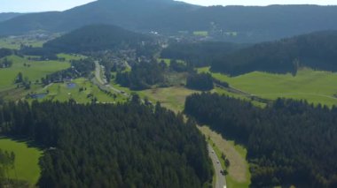 Yazın güneşli bir günde Almanya 'da Titisee yakınlarındaki Hinterzarten köyünün hava manzarası.