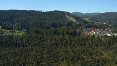 Yazın güneşli bir günde Almanya 'da Titisee yakınlarındaki Hinterzarten köyünün hava manzarası.