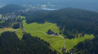 Yazın güneşli bir günde Almanya 'da Titisee yakınlarındaki Hinterzarten köyünün hava manzarası.