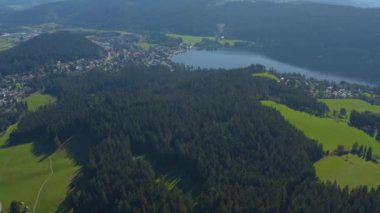 Yazın güneşli bir günde Almanya 'da Titisee yakınlarındaki Hinterzarten köyünün hava manzarası.