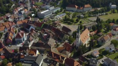 Yazın güneşli bir günde Almanya 'da Loeffingen şehrinin Kara Orman' daki hava manzarası. 