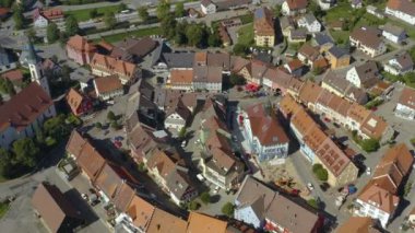 Yazın güneşli bir günde Almanya 'da Loeffingen şehrinin Kara Orman' daki hava manzarası. 