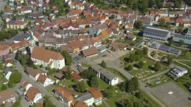 Yazın güneşli bir günde Almanya 'da Loeffingen şehrinin Kara Orman' daki hava manzarası. 