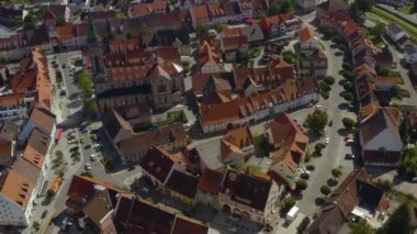 Yazın güneşli bir günde Almanya 'daki Braeunlingen köyünün kara ormandaki hava manzarası. 