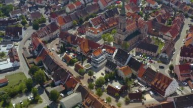 Yazın güneşli bir günde Almanya 'daki Braeunlingen köyünün kara ormandaki hava manzarası. 