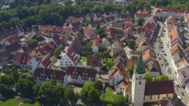 Yazın güneşli bir günde Almanya 'daki Hueffingen şehrinin Kara Orman' daki hava manzarası.