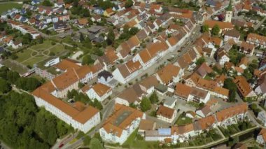 Yazın güneşli bir günde Almanya 'daki Hueffingen şehrinin Kara Orman' daki hava manzarası.