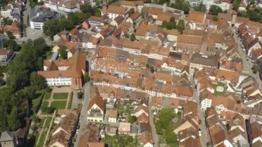 Almanya 'nın Villingen-Schweningen şehrinin havadan görünüşü. Yazın güneşli bir günde, Kara Orman' da..