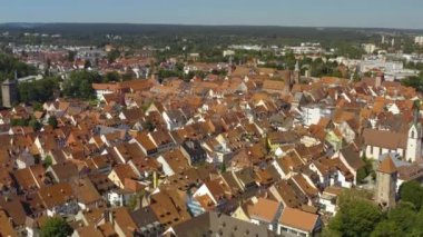 Almanya 'nın Villingen-Schweningen şehrinin havadan görünüşü. Yazın güneşli bir günde, Kara Orman' da..
