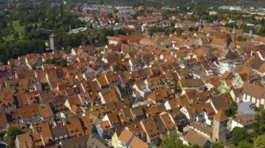 Almanya 'nın Villingen-Schweningen şehrinin havadan görünüşü. Yazın güneşli bir günde, Kara Orman' da..