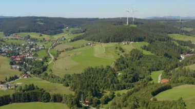 Yazın güneşli bir günde Almanya 'da Sankt Georgen köyünün etrafındaki hava manzarası.