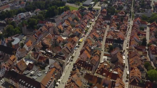 夏の晴れた日に黒い森の中でドイツのヴィリンゲン シュヴェニンゲン市の旧市街の空中写真 — ストック動画