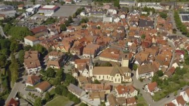 Yazın güneşli bir günde Almanya 'daki Haslach im Kinzigtal şehrinin kara ormandaki hava manzarası. 
