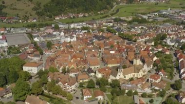 Yazın güneşli bir günde Almanya 'daki Haslach im Kinzigtal şehrinin kara ormandaki hava manzarası. 