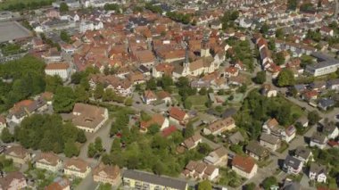 Yazın güneşli bir günde Almanya 'daki Haslach im Kinzigtal şehrinin kara ormandaki hava manzarası. 