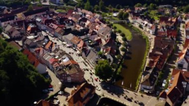 Yazın güneşli bir günde Almanya 'daki Wolfach şehrinin Kara Orman' daki hava manzarası. 