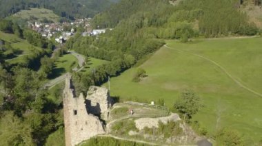 Schenkenburg kalesinin Almanya 'daki Schenkenzell yakınlarındaki hava manzarası