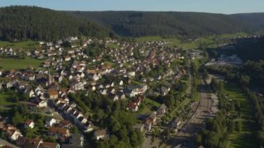 Yazın güneşli bir günde Almanya 'nın Baiersbronn şehrinin Kara Orman' daki hava manzarası. 