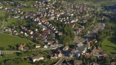 Yazın güneşli bir günde Almanya 'nın Baiersbronn şehrinin Kara Orman' daki hava manzarası.