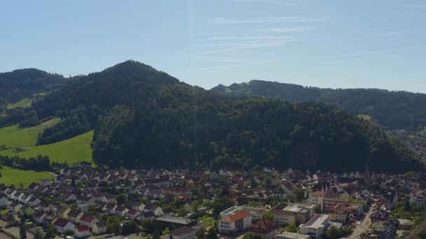 Vista Aérea Cidade Hausach Kinzigtal Alemanha Floresta Negra Dia Ensolarado — Vídeo de Stock