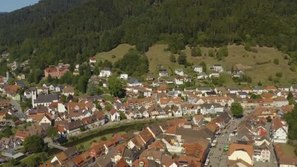 Luchtfoto Van Stad Wolfach Duitsland Het Zwarte Bos Een Zonnige — Stockvideo