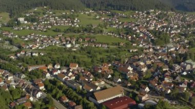Yazın güneşli bir günde Almanya 'nın Baiersbronn şehrinin Kara Orman' daki hava manzarası.