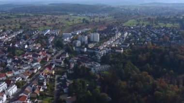 Sonbaharda güneşli bir sabahta Almanya 'nın Waldbronn kentinin havadan görünüşü, 