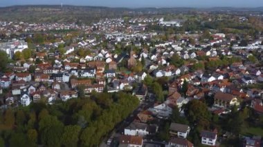 Almanya 'da Waldbronn şehrinin hava manzarası sonbaharda güneşli bir sabahta, sonbaharda,. 