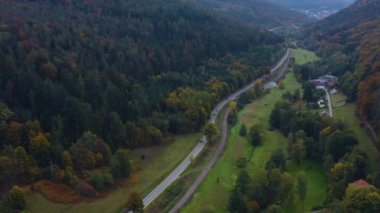 Kara Orman ve manastır çevresindeki hava manzarası, sonbaharın güneşli bir sabahında Almanya 'daki Frauenalb' ı harabeye çeviriyor..