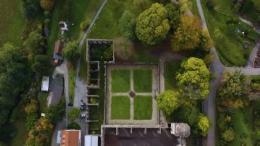 Kara Orman ve manastır çevresindeki hava manzarası, sonbaharın güneşli bir sabahında Almanya 'daki Frauenalb' ı harabeye çeviriyor..