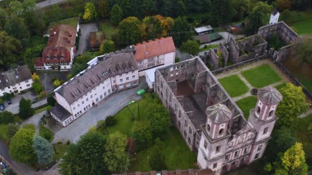 Vista Aérea Alrededor Del Bosque Negro Las Ruinas Del Monasterio — Vídeos de Stock