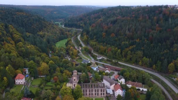 黒の森と修道院遺跡の周りの空中ビュー秋の晴れた朝にドイツのFrauenalb — ストック動画