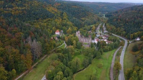 Vista Aérea Alrededor Del Bosque Negro Las Ruinas Del Monasterio — Vídeos de Stock