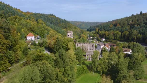 Luftaufnahme Rund Den Schwarzwald Und Die Stiftsruine Frauenalb Einem Sonnigen — Stockvideo