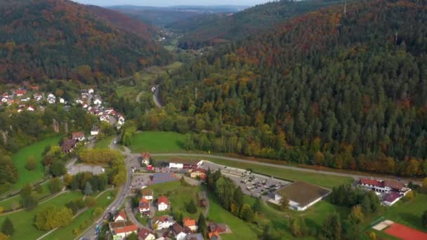 Vista Aérea Ciudad Bad Herrenalb Alemania Día Soleado Otoño Otoño — Vídeos de Stock